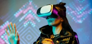 Simuladores con realidad virtual permiten entrenar a operarios en ambientes controlados y seguros, reduciendo riesgos en terreno.