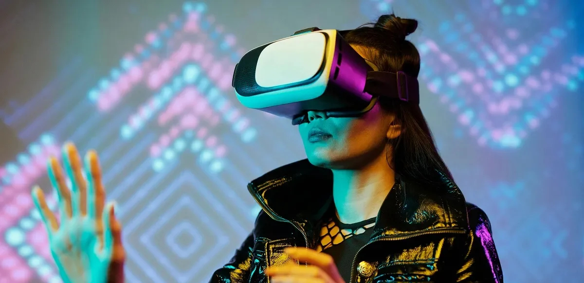 Simuladores con realidad virtual permiten entrenar a operarios en ambientes controlados y seguros, reduciendo riesgos en terreno.