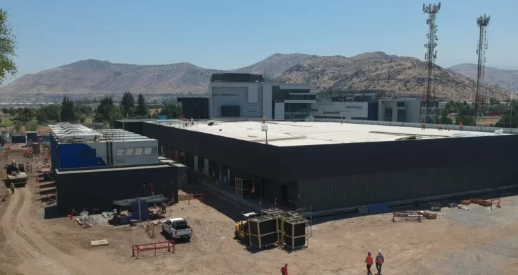 Avanza la construcción de SAN2, el segundo Data Center de Cirion Technologies en Santiago, ubicado en Quilicura, con un 85% de progreso y altos estándares de sostenibilidad, seguridad y resiliencia para atender a los clientes más exigentes del ecosistema digital.