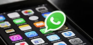 WhatsApp renueva los Estados con música, collages y stickers interactivos.