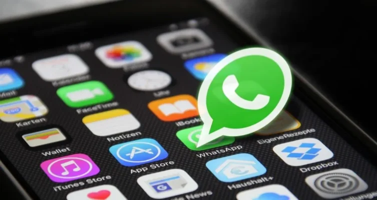 WhatsApp renueva los Estados con música, collages y stickers interactivos.