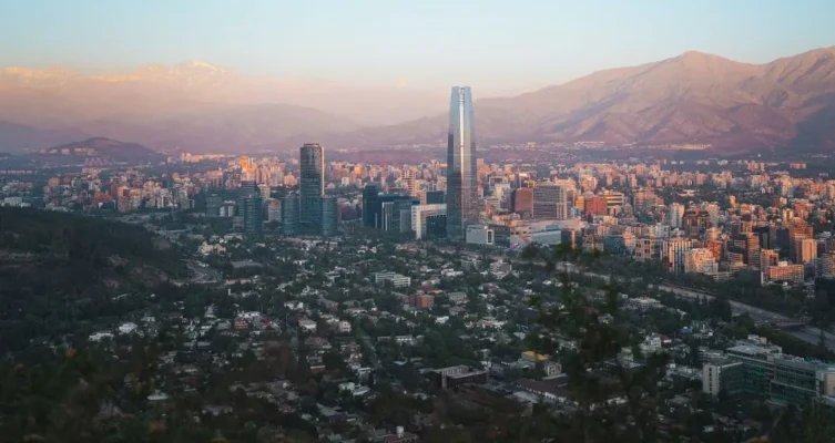 Chile lidera en normativas tecnológicas y avanza hacia el futuro con inteligencia artificial.