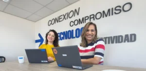 Grecia Rojas, ingeniera comercial y Business Development Manager, y Desiree López, ingeniera informática y Business Vendor Manager.