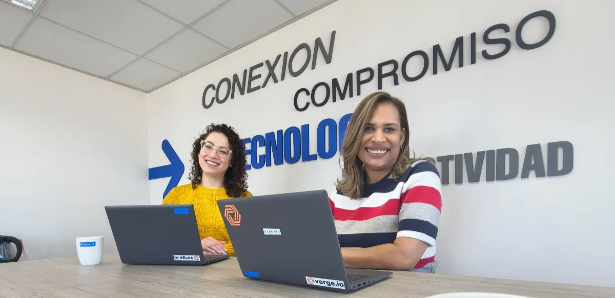 Grecia Rojas, ingeniera comercial y Business Development Manager, y Desiree López, ingeniera informática y Business Vendor Manager.