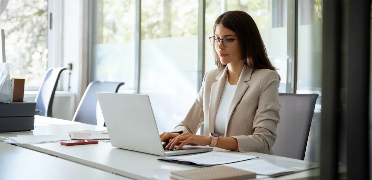 La inteligencia artificial generativa acelera su uso y multiplica los riesgos.