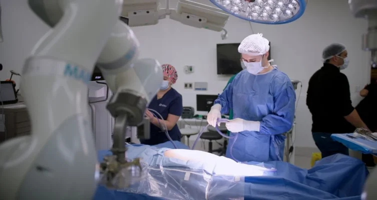 El cirujano Ricardo Funke durante la operación de vesícula biliar en solitario, con la cámara 4K guiada por inteligencia artificial que sigue sus movimientos en tiempo real.
