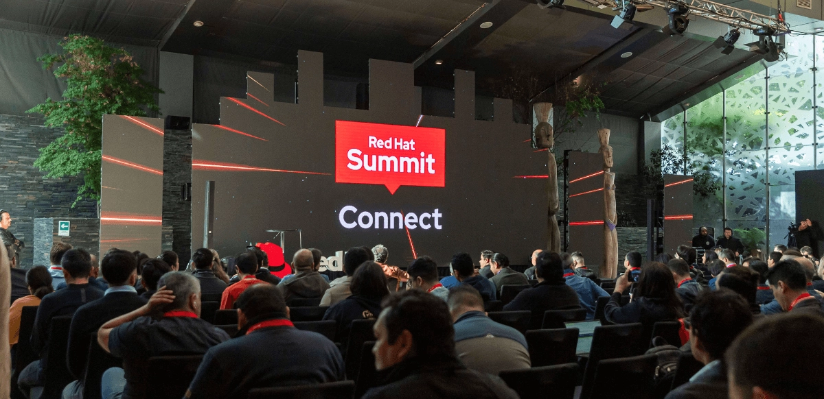 Ejecutivos y expertos en tecnología se preparan para debatir sobre IA y open source en el Red Hat Summit: Connect 2025 en Santiago.