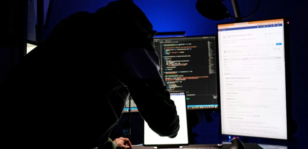 Modelos de IA sin restricciones, conocidos como dark LLMs, permiten a cibercriminales generar malware y scripts de ataque sin necesidad de conocimientos avanzados.