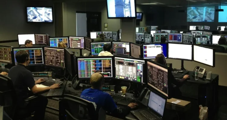 El monitoreo continuo de redes y sistemas permite detectar comportamientos anómalos antes de que un incidente afecte las operaciones.