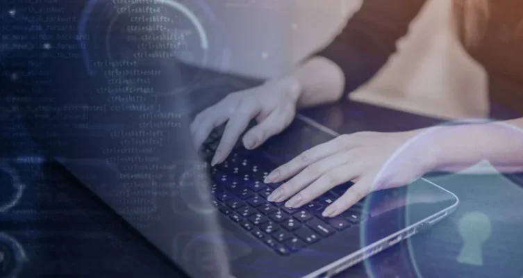 Los ataques informáticos actuales priorizan la manipulación del comportamiento humano por sobre la explotación directa de fallas técnicas en los sistemas.