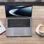 La ExpertBook P5 está equipada con procesadores Intel® Core™ Ultra con capacidades de IA integrada, lo que permite ejecutar múltiples tareas en simultáneo, optimizar flujos de trabajo y mejorar la productividad en aplicaciones empresariales exigentes.