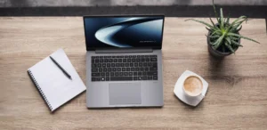 La ExpertBook P5 está equipada con procesadores Intel® Core™ Ultra con capacidades de IA integrada, lo que permite ejecutar múltiples tareas en simultáneo, optimizar flujos de trabajo y mejorar la productividad en aplicaciones empresariales exigentes.