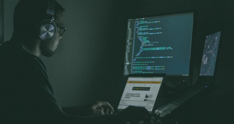 Chile avanza en ciberseguridad, pero el cumplimiento de la nueva ley sigue siendo un desafío.