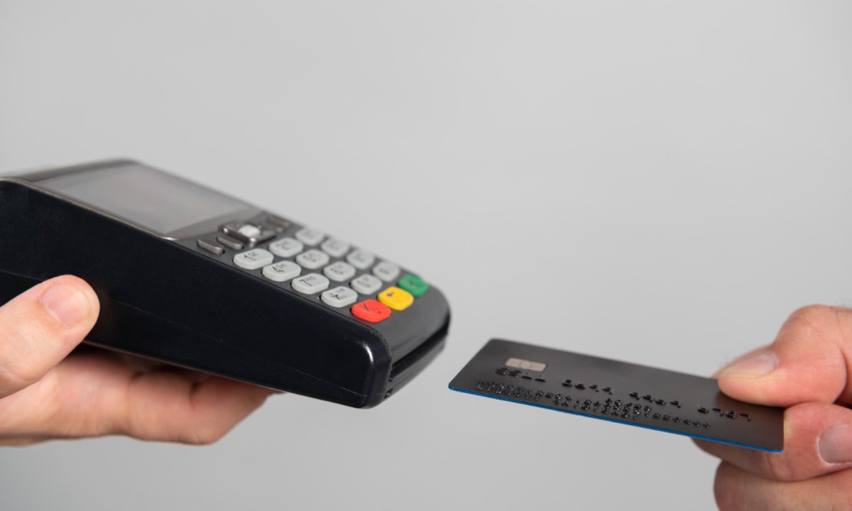 La tendencia global apunta a reducir el uso de tarjetas físicas como una medida concreta de seguridad para quienes viajan.