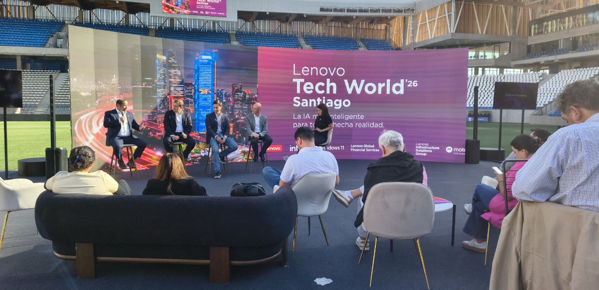Lenovo presenta su visión de inteligencia artificial híbrida en Tech World Chile.