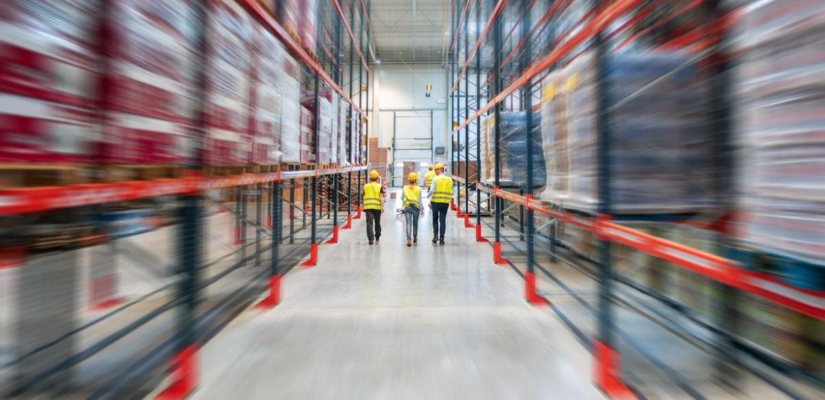 Robots inteligentes transforman la logística y optimizan las operaciones en los centros de distribución.