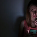 1 de cada 5 mujeres en América Latina encontró apps espías en su celular