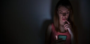 1 de cada 5 mujeres en América Latina encontró apps espías en su celular