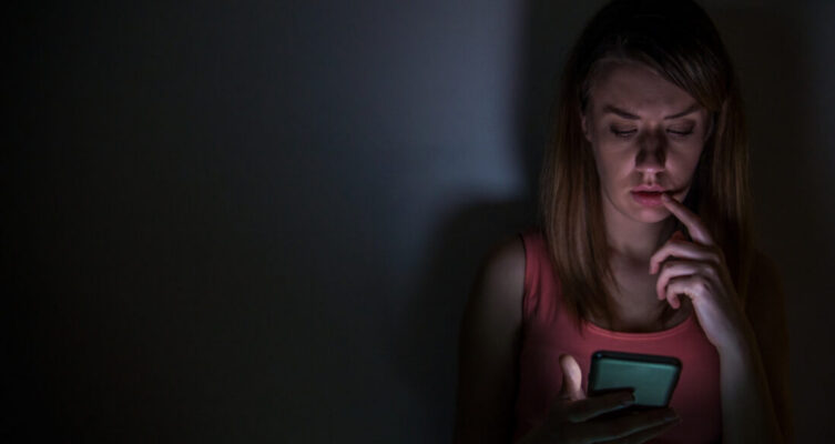 1 de cada 5 mujeres en América Latina encontró apps espías en su celular