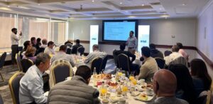 Ejecutivos de HPE e Intel junto a partners y mayoristas durante el encuentro en Santiago