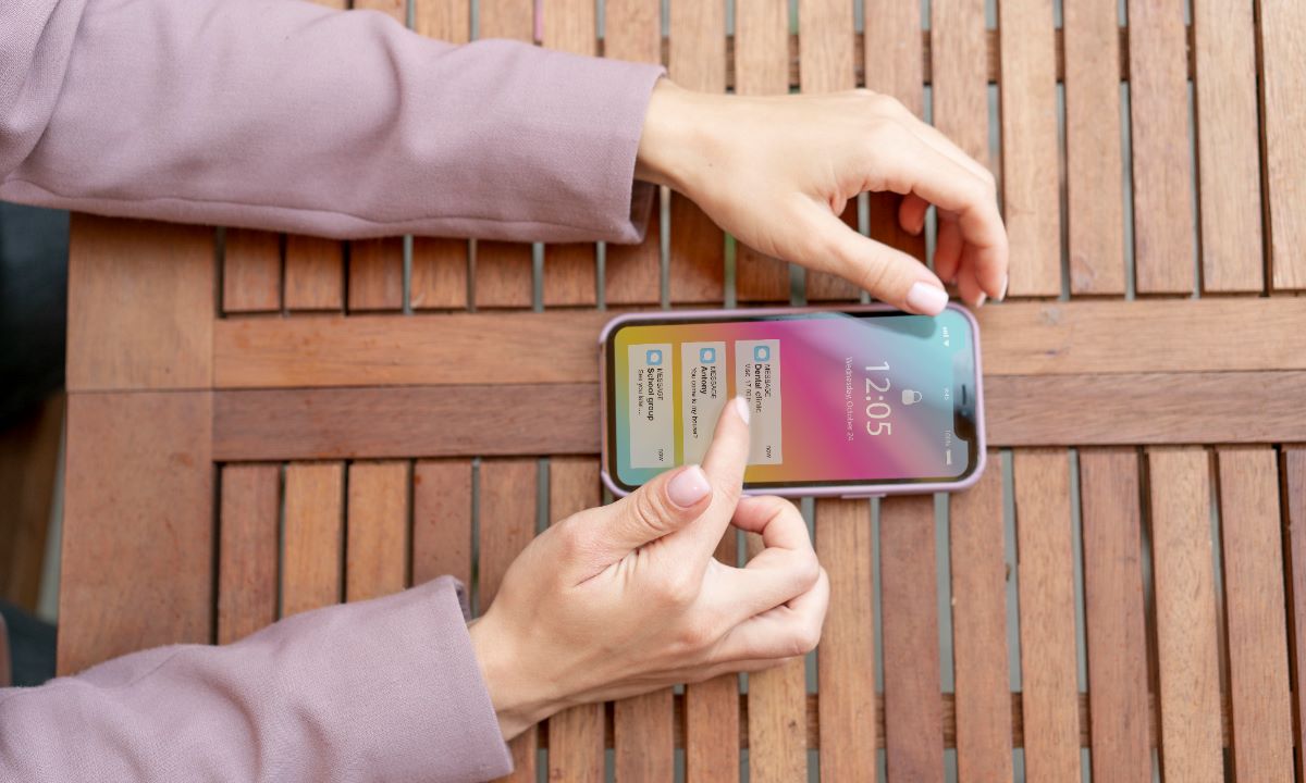Aplicaciones que se abren solas, mensajes enviados sin autorización o cambios en la configuración del teléfono pueden indicar acceso remoto por parte de cibercriminales.