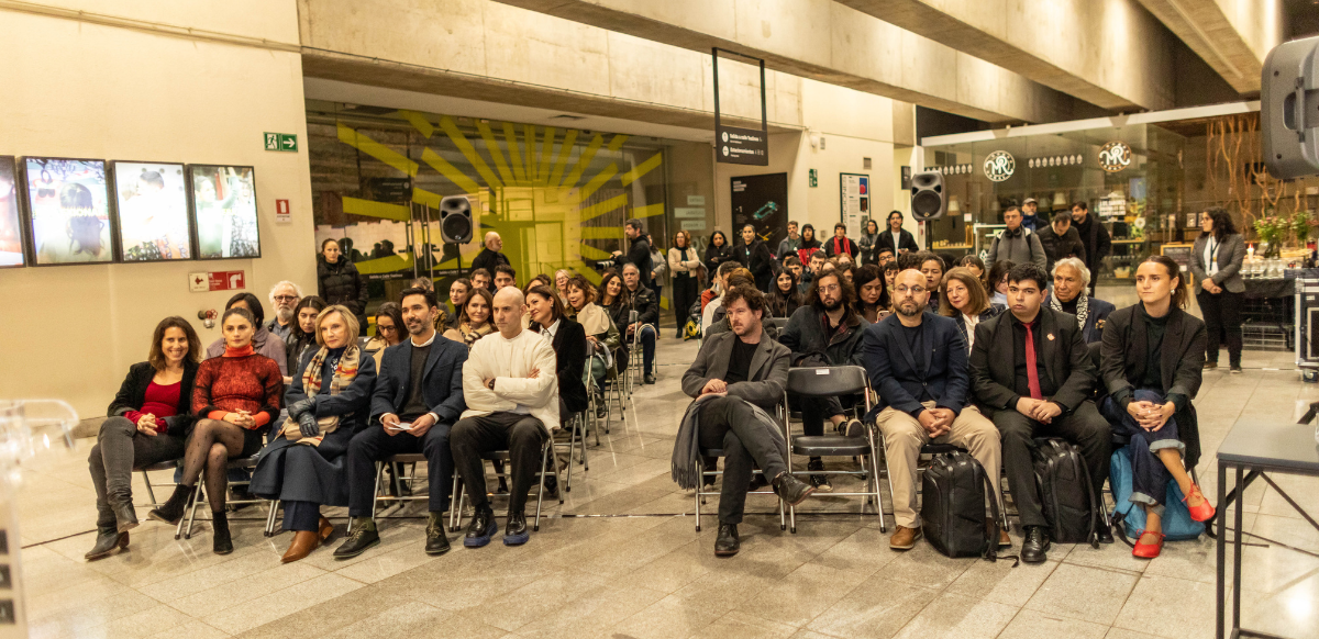 Los visitantes pueden ingresar conceptos vinculados a la cultura que son procesados en tiempo real para generar nuevas imágenes mediante IA.