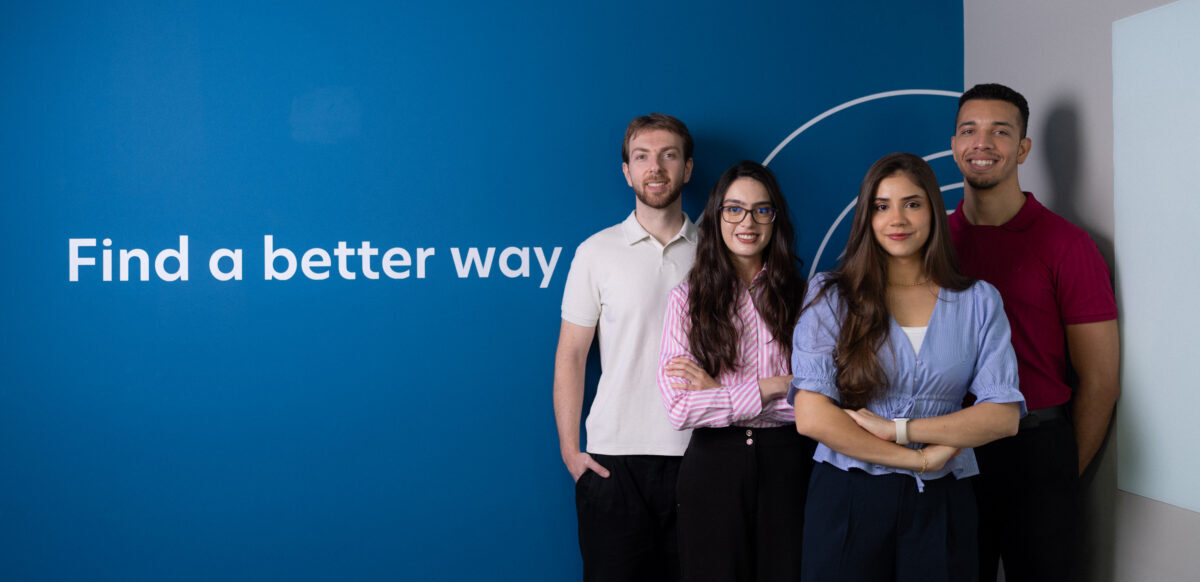 Ausenco busca incorporar jóvenes profesionales a través de un programa de tres años que combina rotaciones, capacitación, mentorías y participación en proyectos de ingeniería.