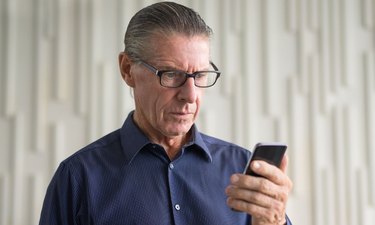 Adultos mayores en Chile enfrentan nuevas modalidades de fraude telefónico que utilizan datos personales expuestos en internet para hacer más creíbles las estafas.