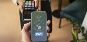 El crecimiento de tarjetas, billeteras y transferencias digitales está modificando tanto los hábitos de los consumidores como la infraestructura que necesitan los comercios chilenos.