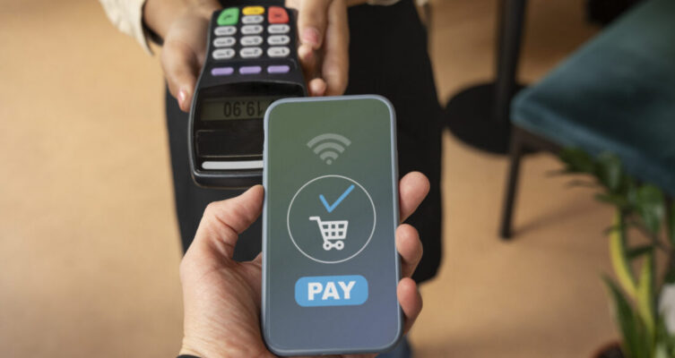 El crecimiento de tarjetas, billeteras y transferencias digitales está modificando tanto los hábitos de los consumidores como la infraestructura que necesitan los comercios chilenos.