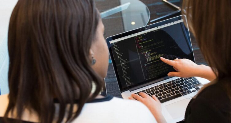 La primera edición chilena de la Beca Mujeres en Ciberseguridad entregará cuatro cupos completos para un diplomado de 156 horas.
