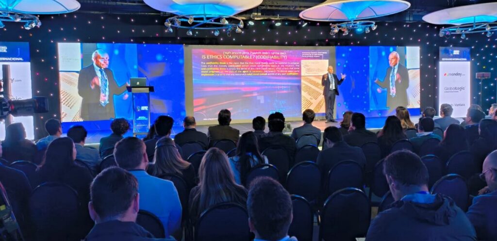 Mois Navon, asesor de ética de Anthropic Claude y exingeniero jefe de Mobileye, en la charla inaugural del Congreso América Digital.