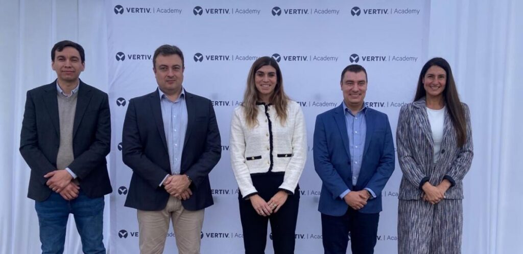 Adolfo Correa Technical Support Coordinator para Chile en Vertiv; Learcio Araujo, Technical Training and Development Services Manager LATAM; Margherita Bonetti, Senior Manager, Vertiv Global Learning.; Leonardo Barroso Sr. Manager Services Mexico & Technical Support LATAM en Vertiv; Magdalena Mardones, líder de marketing, Vertiv Latam.