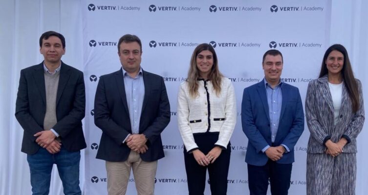 Adolfo Correa Technical Support Coordinator para Chile en Vertiv; Learcio Araujo, Technical Training and Development Services Manager LATAM; Margherita Bonetti, Senior Manager, Vertiv Global Learning.; Leonardo Barroso Sr. Manager Services Mexico & Technical Support LATAM en Vertiv; Magdalena Mardones, líder de marketing, Vertiv Latam.