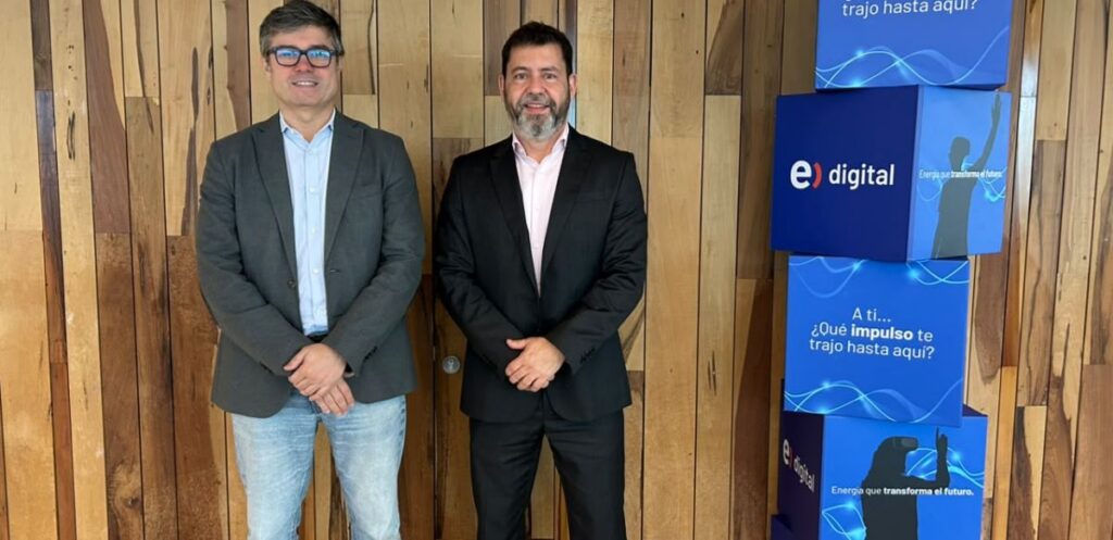 Antonio Moreno, gerente de Soluciones Digitales de Entel Digital, junto a Paulo Souza, director de Telcos para Latinoamérica de Red Hat, en el marco del anuncio de la alianza tecnológica que impulsará el desarrollo de una nube soberana basada en código abierto en Chile.