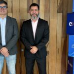 Antonio Moreno, gerente de Soluciones Digitales de Entel Digital, junto a Paulo Souza, director de Telcos para Latinoamérica de Red Hat, en el marco del anuncio de la alianza tecnológica que impulsará el desarrollo de una nube soberana basada en código abierto en Chile.