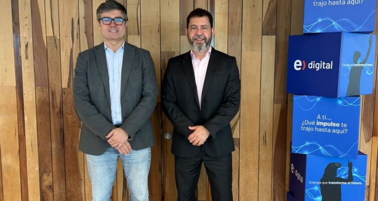 Antonio Moreno, gerente de Soluciones Digitales de Entel Digital, junto a Paulo Souza, director de Telcos para Latinoamérica de Red Hat, en el marco del anuncio de la alianza tecnológica que impulsará el desarrollo de una nube soberana basada en código abierto en Chile.