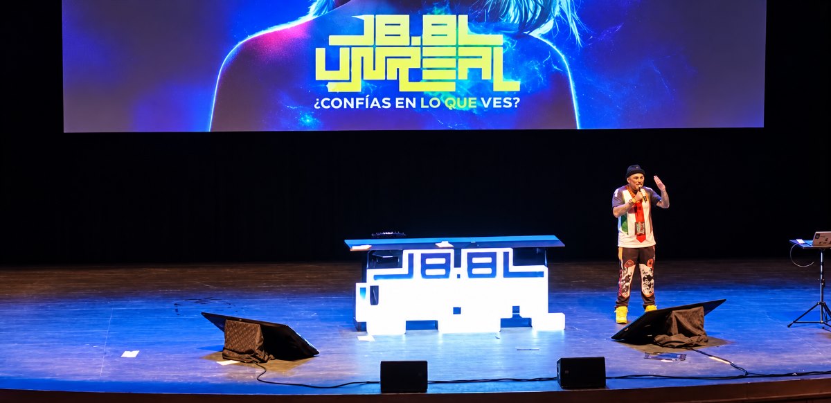 Gabriel Bergel, CEO y cofundador de la Conferencia 8.8 Unreal, da inicio al ciclo de charlas de ciberseguridad.