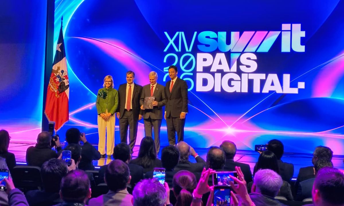 José Antonio Kast, Presidente de Chile y Sofía Karlberg, embajadora de Suecia en Chile, reciben de manos de Pelayo Covarrubias, presidente de Fundación País Digital y Fernando Sánchez, Gerente General de Fundación País Digital, el libro “El Momento es Ahora, una invitación a escribir el futuro de Chile” es el primer libro del Consenso de Santiago.
