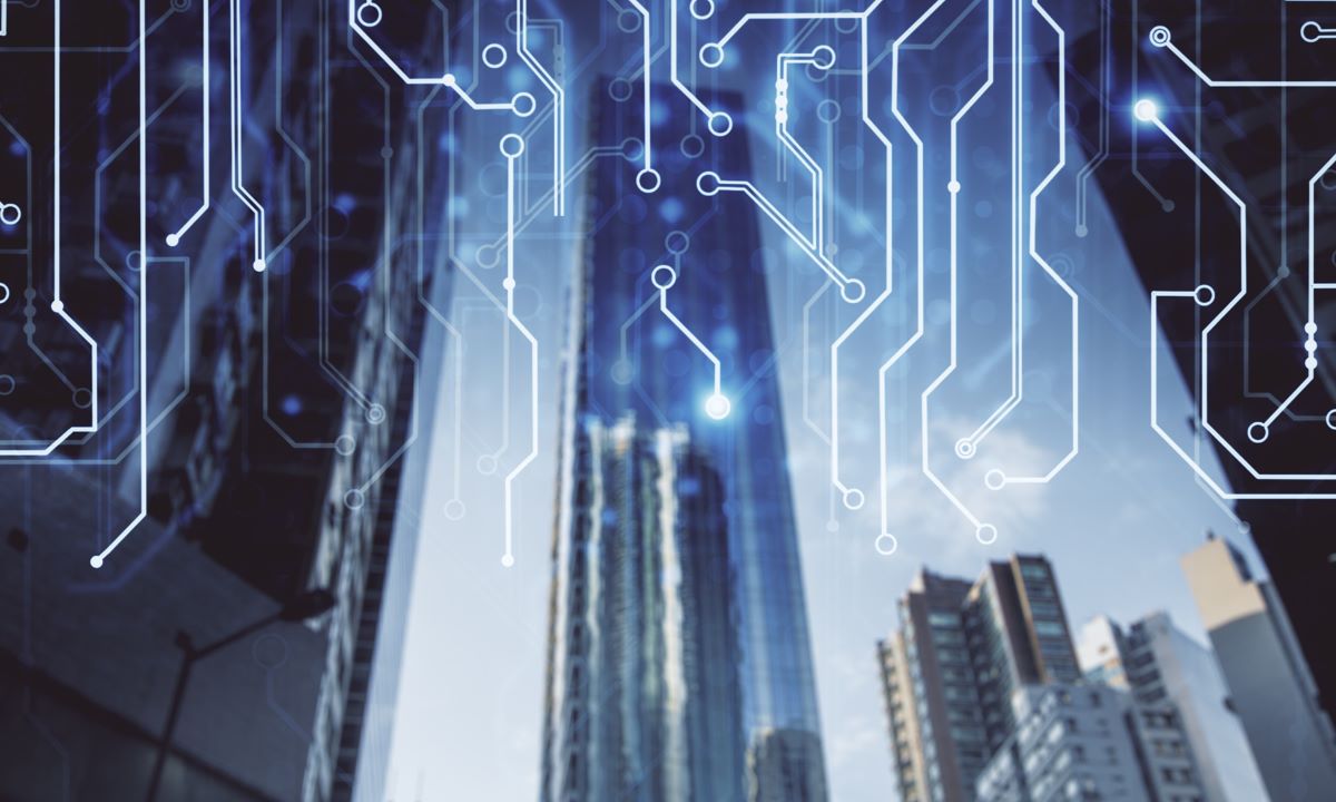 La implementación de IA agéntica requiere políticas de acceso, auditorías y validación humana para equilibrar la autonomía de los agentes con la estabilidad y la seguridad de la infraestructura.