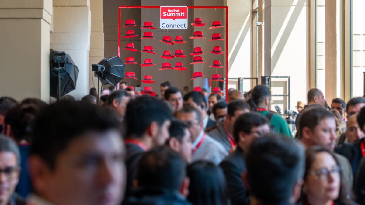 Red Hat Summit: Connect Santiago 2026 promovió el intercambio entre clientes, socios y especialistas sobre cómo desarrollar infraestructuras preparadas para la IA sin perder flexibilidad ni control sobre la información.
