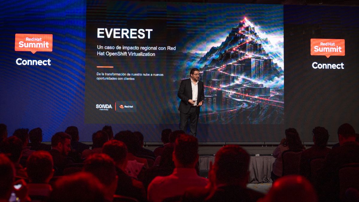 SONDA en Red Hat Summit: Connect Santiago 2026. La compañía formó parte de los casos de impacto de clientes presentados durante el encuentro, que abordó cómo las organizaciones pueden aprovechar las tecnologías de código abierto y la inteligencia artificial para impulsar la innovación y generar valor para el negocio.