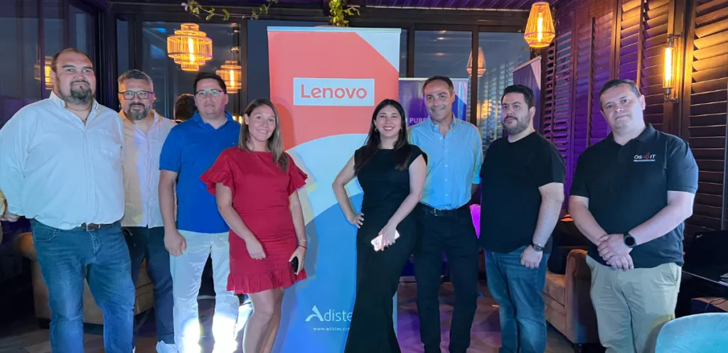 El equipo de Adistec junto a Lenovo durante el evento