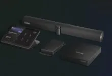 La línea de dispositivos ThinkSmart de Lenovo, como ThinkSmart Hub y ThinkSmart Core, están diseñados para adaptarse a diferentes tamaños de salas y necesidades empresariales, permitiendo una integración fluida con plataformas de comunicación populares como Microsoft Teams, Google Meet y Zoom.