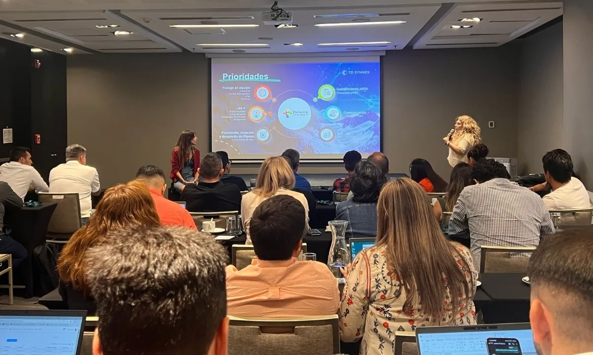 Momento de intercambio de ideas y colaboración durante el Kick Off Meeting 2025 de TD SYNNEX Chile.