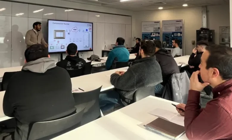 Profesionales participan en un taller de Legrand Academy, donde aprenden sobre instalaciones eléctricas y soluciones digitales con equipamiento actualizado.