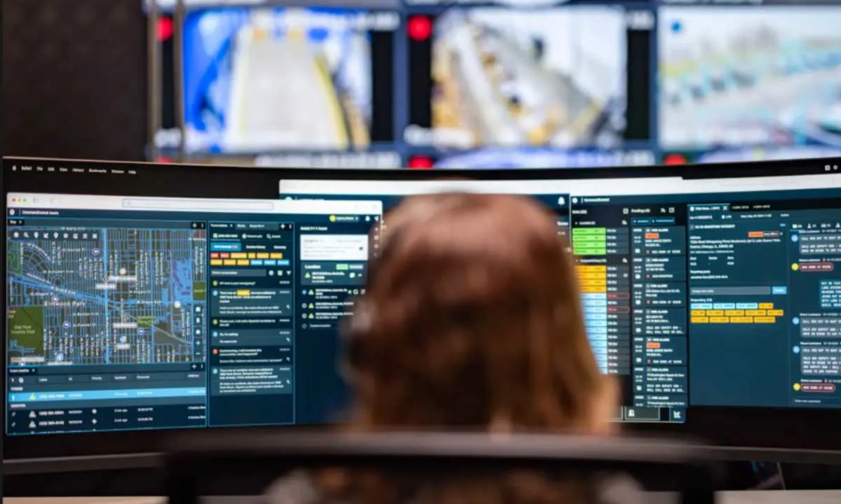 Diseñado para integrarse con el radio APX NEXT, el SVX ofrece comunicación clara incluso en entornos ruidosos, y captura evidencia visual y auditiva en tiempo real.