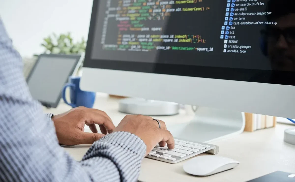 IA, automatización y análisis de datos redefinen el panorama empresarial chileno, impulsando eficiencia y nuevas formas de trabajo.