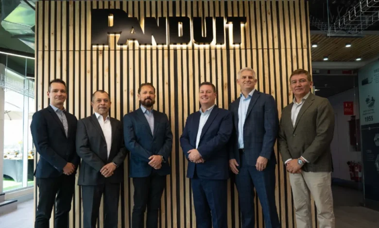 Carlos Arochi, director de Panduit LATAM, junto al equipo local durante la inauguración de las nuevas oficinas en Ciudad Empresarial, Santiago de Chile.