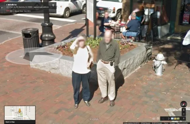 Las cámaras de Street View capturan imágenes detalladas, pero Google aplica tecnología de desenfoque automático para proteger rostros y matrículas por privacidad.